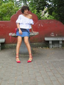 patchwork skirt, falda vaquera, falda patchwork, denim, hells, zapato rojo, lace up, blusa volante, frill shirt, bag, bolso rojo
