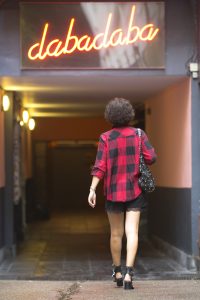 tuneldabadaba2016, tartan, shirt, camisa cuadros, cuadro, escoces, indie, short lencero, blonda, bolso saco, bag, tachuelas, tachas choker tachas, rizos, curls, curlygirl