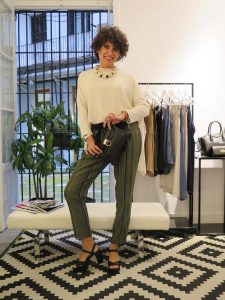 Miss Clov, Angi, Donostia, pantalón rallas, top crudo, blusa, blouse, básico, maxi collar, maxi necklace