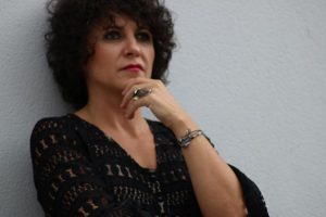 Rebeca Valdivia, Miss Clov, personal shopper, Donostia, el atelier de Lali, vestido negro, vestido encaje, vestigo guipur, mangas campana, dress, boho boots, botas cowboy, cubrebotas, botas moteras
