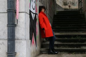 Rebeca Valdivia, Miss Clov, personal shopper, Donostia, el atelier de Lali, coat, abrigo punto, abrigo rojo, red coat, denim, paint, vaqueros pintedos, niki desteñido, tie dye tee