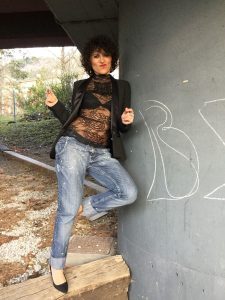 Rebeca Valdivia, personal shopper, Miss Clov, Donostia, San Sebastián, boyfriend jeans, vaqueros cagados, hells, zapatos tacón, salones, camisa encaje, lace shirt, guipur, glasee, smoking blazer, americana, curls, curly, rizos