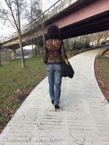 Rebeca Valdivia, personal shopper, Miss Clov, Donostia, San Sebastián, boyfriend jeans, vaqueros cagados, hells, zapatos tacón, salones, camisa encaje, lace shirt, guipur, glasee, smoking blazer, americana, curls, curly, rizos