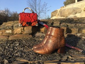 Rebeca Valdivia, personal shopper, donostia, San Sebastián, Miss Clov, blogger, boyfriend jeans, denim,shirt, Boots, animal print, bag, girar bag, bolso bandolera guitarra, perfecto cuero, curls, rizos