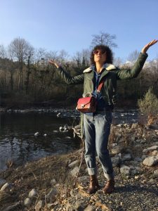 Rebeca Valdivia, personal shopper, donostia, San Sebastián, Miss Clov, blogger, boyfriend jeans, denim,shirt, Boots, animal print, bag, girar bag, bolso bandolera guitarra, perfecto cuero, curls, rizos