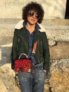 Rebeca Valdivia, personal shopper, donostia, San Sebastián, Miss Clov, blogger, boyfriend jeans, denim,shirt, Boots, animal print, bag, girar bag, bolso bandolera guitarra, perfecto cuero, curls, rizos