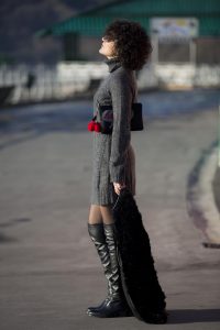 Rebeca Valdivia, personal shopper, Miss Clov, Donostia, San Sebastián, Igueldo, boots otk, botas por encima de la rodilla, wool dress, vestido de lana, abrigo piel sintética, faux fur coat, bolso mano, hand bag, curls, curlygirl, curlspower, rizos