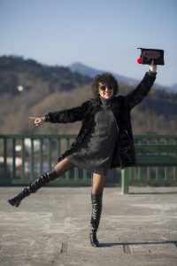 Rebeca Valdivia, personal shopper, Miss Clov, Donostia, San Sebastián, Igueldo, boots otk, botas por encima de la rodilla, wool dress, vestido de lana, abrigo piel sintética, faux fur coat, bolso mano, hand bag, curls, curlygirl, curlspower, rizos