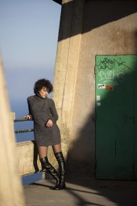 Rebeca Valdivia, personal shopper, Miss Clov, Donostia, San Sebastián, Igueldo, boots otk, botas por encima de la rodilla, wool dress, vestido de lana, abrigo piel sintética, faux fur coat, bolso mano, hand bag, curls, curlygirl, curlspower, rizos