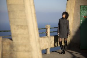 Rebeca Valdivia, personal shopper, Miss Clov, Donostia, San Sebastián, Igueldo, boots otk, botas por encima de la rodilla, wool dress, vestido de lana, abrigo piel sintética, faux fur coat, bolso mano, hand bag, curls, curlygirl, curlspower, rizos