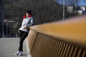Rebeca Valdivia, personal shopper, Miss Clov, Donostia, San Sebastián, abrigo paño, wool coat, shopping bag, bolsa de compras, bolsa miss clov, algodón orgánico, sudadera capucha pelo sintético, black jeans, skynning, sneakers, Nike, zapatillas bota