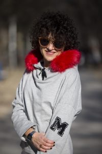 Rebeca Valdivia, personal shopper, Miss Clov, Donostia, San Sebastián, abrigo paño, wool coat, shopping bag, bolsa de compras, bolsa miss clov, algodón orgánico, sudadera capucha pelo sintético, black jeans, skynning, sneakers, Nike, zapatillas bota