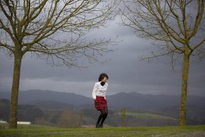 Rebeca Valdivia, personal shopper, Donostia, San Sebastián, Miss Clov, falda lana, wool skirt, tartan, camisa blanca, white shirt, botines, boties, hells, bolso bandolera, correa guitarra, gitar bag, abrigo paño, wool coat, curls, rizos, curlspower