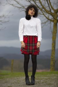 Rebeca Valdivia, personal shopper, Donostia, San Sebastián, Miss Clov, falda lana, wool skirt, tartan, camisa blanca, white shirt, botines, boties, hells, bolso bandolera, correa guitarra, gitar bag, abrigo paño, wool coat, curls, rizos, curlspower