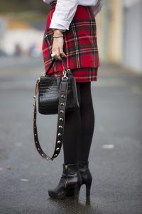 Rebeca Valdivia, personal shopper, Donostia, San Sebastián, Miss Clov, falda lana, wool skirt, tartan, camisa blanca, white shirt, botines, boties, hells, bolso bandolera, correa guitarra, gitar bag, abrigo paño, wool coat, curls, rizos, curlspower