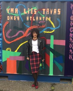 Rebeca Valdivia, Araeta, personal shopper, Donostia, San Sebastián, falda lápiz, tartan, lady skirt, white tee, camiseta blanca, maxi collar, necklace, perfecto de cuero, biker, cartera tachas, hand bag, stilettos, hells, zapatos rojos, grafittis