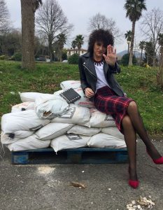 Rebeca Valdivia, Araeta, personal shopper, Donostia, San Sebastián, falda lápiz, tartan, lady skirt, white tee, camiseta blanca, maxi collar, necklace, perfecto de cuero, biker, cartera tachas, hand bag, stilettos, hells, zapatos rojos