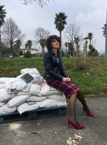 Rebeca Valdivia, Araeta, personal shopper, Donostia, San Sebastián, falda lápiz, tartan, lady skirt, white tee, camiseta blanca, maxi collar, necklace, perfecto de cuero, biker, cartera tachas, hand bag, stilettos, hells, zapatos rojos