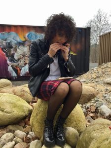 Rebeca Valdivia, Araeta, personal shopper, Donostia, San Sebastián, falda lápiz, tartan, lady skirt, white tee, camiseta blanca, maxi collar, necklace, perfecto de cuero, biker, cartera tachas, hand bag, stilettos, hells, zapatos rojos