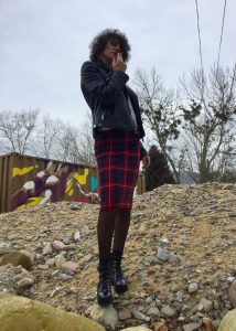 Rebeca Valdivia, Araeta, personal shopper, Donostia, San Sebastián, falda lápiz, tartan, lady skirt, white tee, camiseta blanca, maxi collar, necklace, perfecto de cuero, biker, cartera tachas, hand bag, stilettos, hells, zapatos rojos