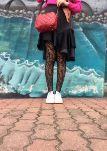 Miss Clov, personal shopper, bloggers, Donostia, San Sebastián, frills skirt, falda volantes, link, sweater, red bah, bolso rojo, zapatilla Adidas Stand Smith, sneakers, medias encaje, lace socas