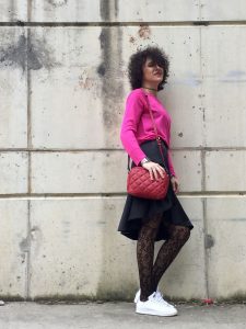 Miss Clov, personal shopper, bloggers, Donostia, San Sebastián, frills skirt, falda volantes, link, sweater, red bah, bolso rojo, zapatilla Adidas Stand Smith, sneakers, medias encaje, lace socas