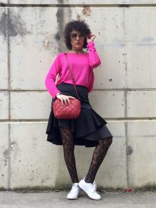 Miss Clov, personal shopper, bloggers, Donostia, San Sebastián, frills skirt, falda volantes, link, sweater, red bah, bolso rojo, zapatilla Adidas Stand Smith, sneakers, medias encaje, lace socas