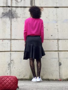 Miss Clov, personal shopper, bloggers, Donostia, San Sebastián, frills skirt, falda volantes, link, sweater, red bah, bolso rojo, zapatilla Adidas Stand Smith, sneakers, medias encaje, lace socas