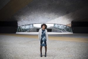 Rebeca Valdivia, personal shopper, Donostia, San Sebastián, Miss Clov, vestido ajado, abrigo gris, choker, botines hebilla​s, boties, hells, dress, tie dye, wool coat , curls, rizos, curlspower
