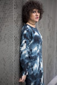 Rebeca Valdivia, personal shopper, Donostia, San Sebastián, Miss Clov, vestido ajado, abrigo gris, choker, botines hebilla​s, boties, hells, dress, tie dye, wool coat , curls, rizos, curlspower