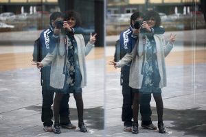 Rebeca Valdivia, personal shopper, Donostia, San Sebastián, Miss Clov, vestido ajado, abrigo gris, choker, botines hebilla​s, boties, hells, dress, tie dye, wool coat , curls, rizos, curlspower