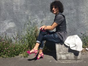 Rebeca Valdivia, personal shopper, Donostia, San Sebastián, Miss Clov, boybriend jeans, sandalis tacón, boho, flecos, frills sandals, top Kilate, origami, papiroflexia, bolso bandolera, bag, white blazer, americana blanca, curls, rizos, curlpower