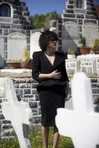 Rebeca Valdivia, personal shopper, Donostia, San Sebastián, Miss Clov, Kilate, after punk, medias red, sandalias raso, sandals, hells, traje lady, falda lapiz, lana cocina, curls, rizos, curlpower