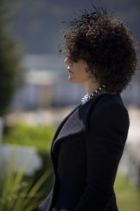 Rebeca Valdivia, personal shopper, Donostia, San Sebastián, Miss Clov, Kilate, after punk, medias red, sandalias raso, sandals, hells, traje lady, falda lapiz, lana cocina, curls, rizos, curlpower