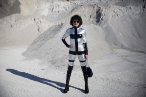 Rebeca Valdivia, personal shopper, Donostia, San Sebastián, Miss Clov, Kilate, after punk, jumpsuit, vinilo, mono vinilo, sandalias raso, sandals, plataformas, curls, rizos, curlpower, V