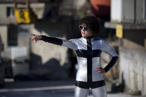 Rebeca Valdivia, personal shopper, Donostia, San Sebastián, Miss Clov, Kilate, after punk, jumpsuit, vinilo, mono vinilo, sandalias raso, sandals, plataformas, curls, rizos, curlpower, V
