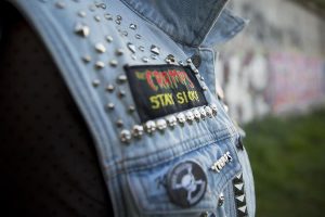 Rebeca Valdivia, personal shopper, Donostia, San Sebastián, Miss Clov, Kilate, after punk, denim vest, chaleco vaquero, custom, punk, medias red, zapatos salón, stilettos, hells, curls, rizos, curlpower