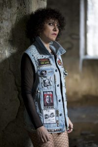 Rebeca Valdivia, personal shopper, Donostia, San Sebastián, Miss Clov, Kilate, after punk, denim vest, chaleco vaquero, custom, punk, medias red, zapatos salón, stilettos, hells, curls, rizos, curlpower