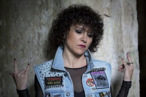 Rebeca Valdivia, personal shopper, Donostia, San Sebastián, Miss Clov, Kilate, after punk, denim vest, chaleco vaquero, custom, punk, medias red, zapatos salón, stilettos, hells, curls, rizos, curlpower