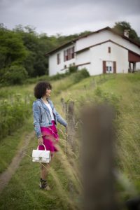 Rebeca Valdivia, Miss Clov, personal shopper, Donostia, San Sebastián, curlpower, curls, sandalias hebillas, sandals, frills skirt, falda volantes, fucsia, bolso blanco, white bag, perfecto vaquero, denim biker, white tee, camiseta blanca, maxi pendientes, maxi earings