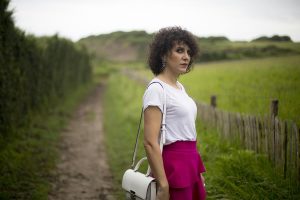 Rebeca Valdivia, Miss Clov, personal shopper, Donostia, San Sebastián, curlpower, curls, sandalias hebillas, sandals, frills skirt, falda volantes, fucsia, bolso blanco, white bag, white tee, camiseta blanca, maxi pendientes, maxi earings