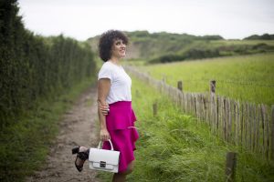 Rebeca Valdivia, Miss Clov, personal shopper, Donostia, San Sebastián, curlpower, curls, sandalias hebillas, sandals, frills skirt, falda volantes, fucsia, bolso blanco, white bag, white tee, camiseta blanca, maxi pendientes, maxi earings