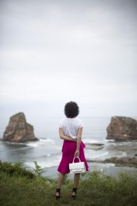 Rebeca Valdivia, Miss Clov, personal shopper, Donostia, San Sebastián, curlpower, curls, sandalias hebillas, sandals, frills skirt, falda volantes, fucsia, bolso blanco, white bag, white tee, camiseta blanca, maxi pendientes, maxi earings