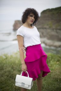 Rebeca Valdivia, Miss Clov, personal shopper, Donostia, San Sebastián, curlpower, curls, sandalias hebillas, sandals, frills skirt, falda volantes, fucsia, bolso blanco, white bag, white tee, camiseta blanca, maxi pendientes, maxi earings