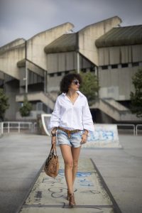 Rebeca Valdivia, Miss Clov, personal shopper, Donostia, San Sebastián, curlpower, curls, sandalia abotinadas, sandals, denim short, leather bag, white shirt, frills, camisa blanca, maxi pendientes, pendientes piña, maxi earings