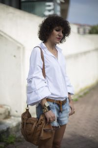 Rebeca Valdivia, Miss Clov, personal shopper, Donostia, San Sebastián, curlpower, curls, sandalia abotinadas, sandals, denim short, leather bag, white shirt, frills, camisa blanca, maxi pendientes, pendientes piña, maxi earings