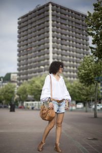 Rebeca Valdivia, Miss Clov, personal shopper, Donostia, San Sebastián, curlpower, curls, sandalia abotinadas, sandals, denim short, leather bag, white shirt, frills, camisa blanca, maxi pendientes, pendientes piña, maxi earings