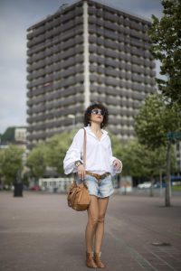 Rebeca Valdivia, Miss Clov, personal shopper, Donostia, San Sebastián, curlpower, curls, sandalia abotinadas, sandals, denim short, leather bag, white shirt, frills, camisa blanca, maxi pendientes, pendientes piña, maxi earings
