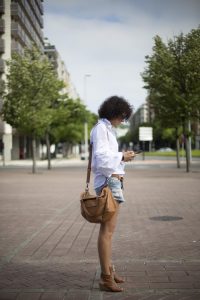Rebeca Valdivia, Miss Clov, personal shopper, Donostia, San Sebastián, curlpower, curls, sandalia abotinadas, sandals, denim short, leather bag, white shirt, frills, camisa blanca, maxi pendientes, pendientes piña, maxi earings