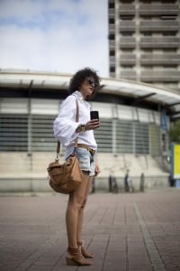 Rebeca Valdivia, Miss Clov, personal shopper, Donostia, San Sebastián, curlpower, curls, sandalia abotinadas, sandals, denim short, leather bag, white shirt, frills, camisa blanca, maxi pendientes, pendientes piña, maxi earings